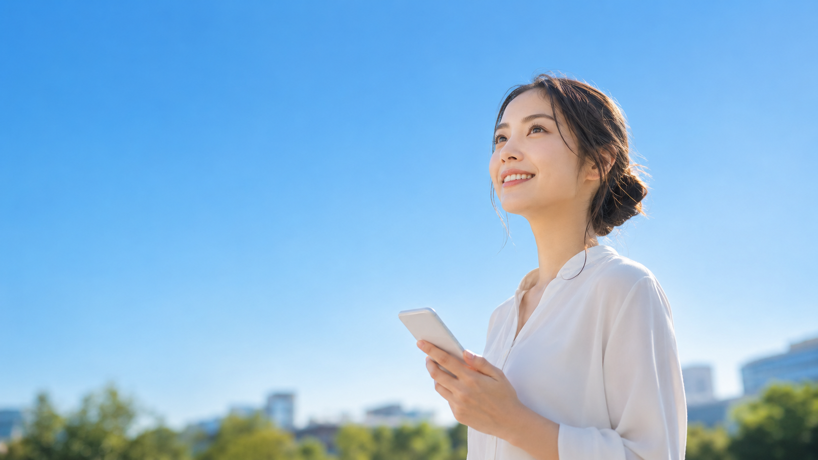 藍天下使用手機的年輕女性,小額信貸專案情境圖